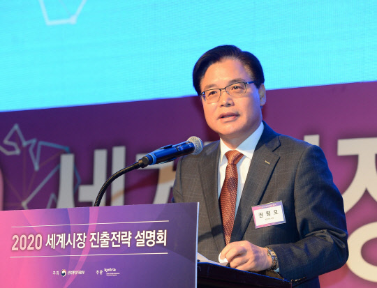 코트라(KOTRA)는 3일 서울 삼성동 그랜드 인터컨티넨탈에서 '2020년 세계시장 진출전략 설명회'를 개최했다. 권평오 코트라 사장이 개회사를 하고 있다. <코트라 제공>